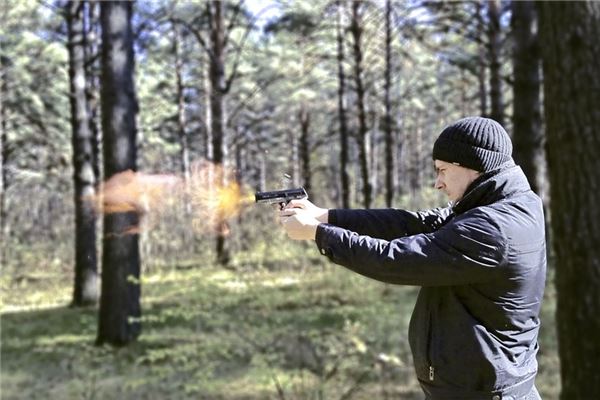 梦见开枪打人是什么意思