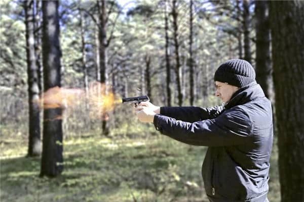 梦见用枪打人是什么意思