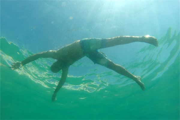 梦见掉水里是什么意思