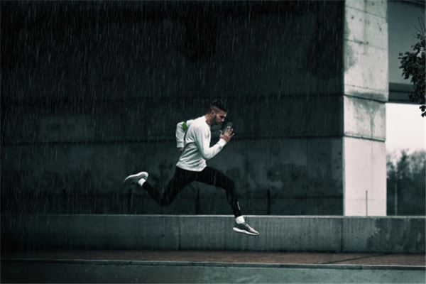 梦见逃跑躲藏很害怕是什么意思