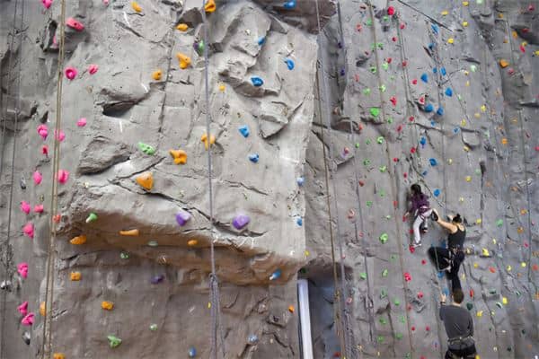 梦见爬墙是什么意思