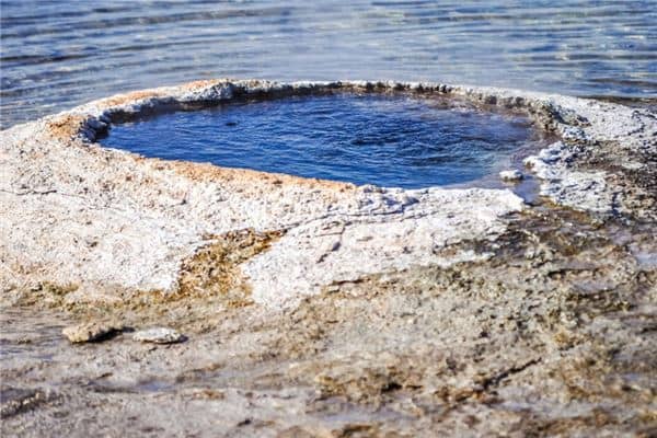 梦见掉进粪坑是什么意思