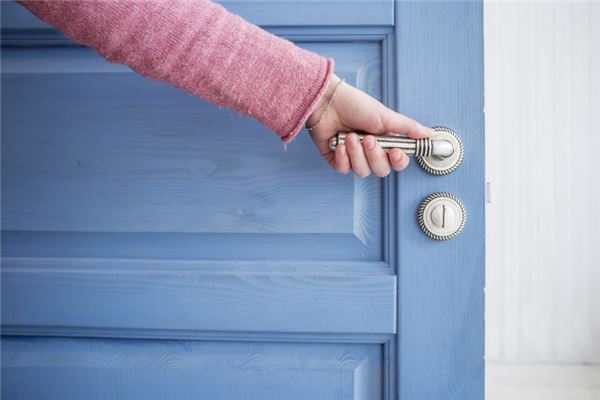 梦见女人换新门是什么意思