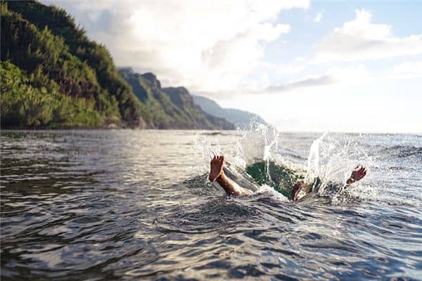 梦见掉海里是什么意思