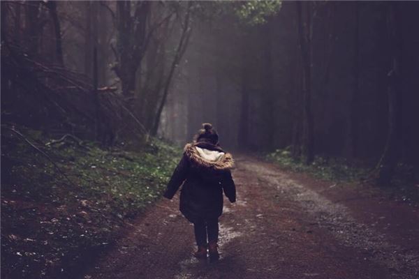 梦见泥泞的路上走是什么意思