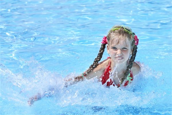 梦见在池塘游泳是什么意思