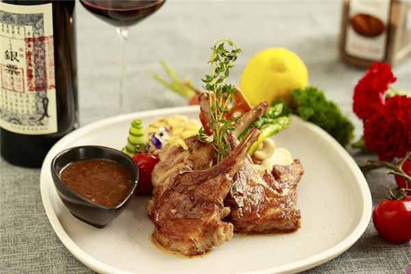 梦见女人吃饭是什么意思