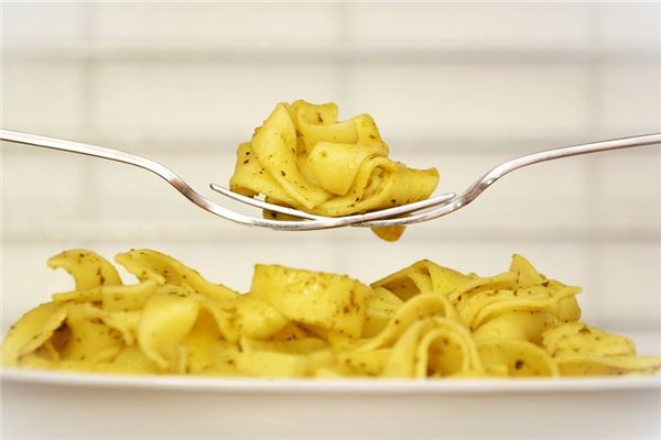 梦见自己和别人吃面条是什么意思