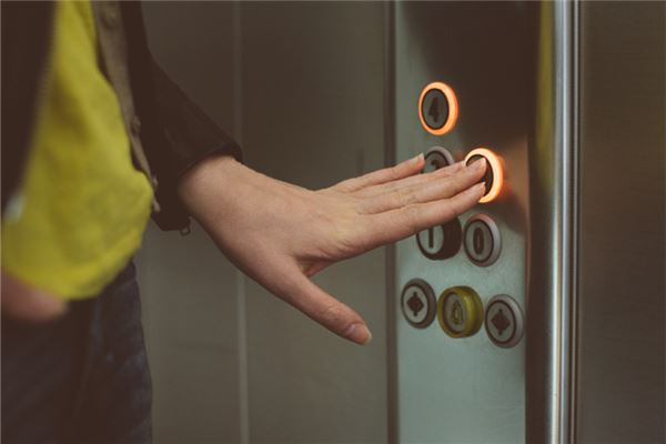 梦见坐电梯下降是什么意思