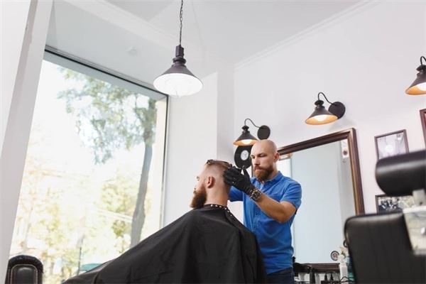 梦见去理发店但没剪是什么意思