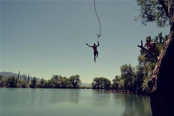 梦见高空坠物是什么意思