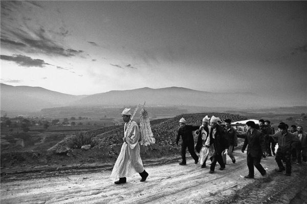 梦见和别人一起哭丧是什么意思