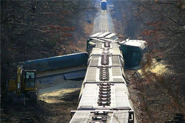 梦见火车脱轨翻车是什么意思