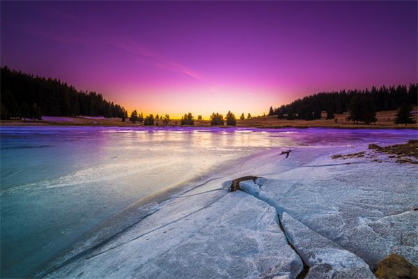 梦见梦走在结冰的路面是什么意思