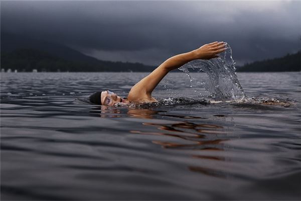 梦见下水游泳是什么意思