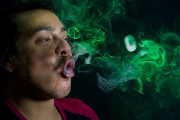 梦见一个男的在抽烟是什么意思