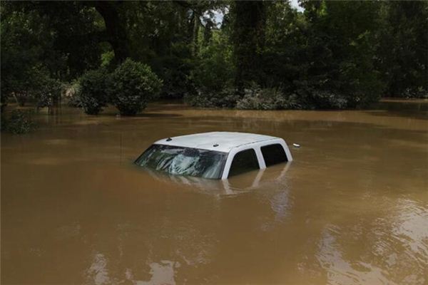 梦见车被水淹是什么意思