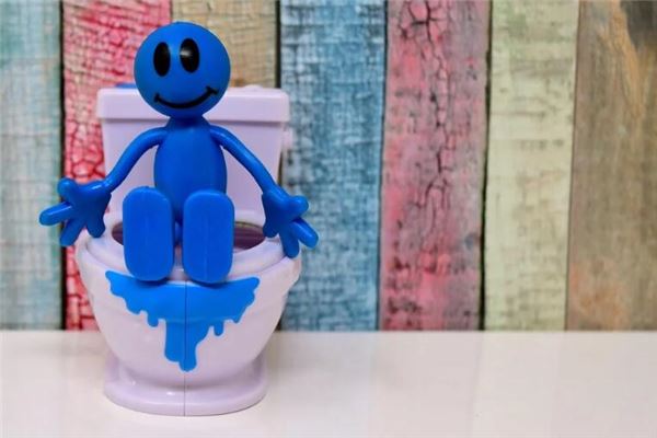 梦见做梦掉厕所里粘一身屎是什么意思