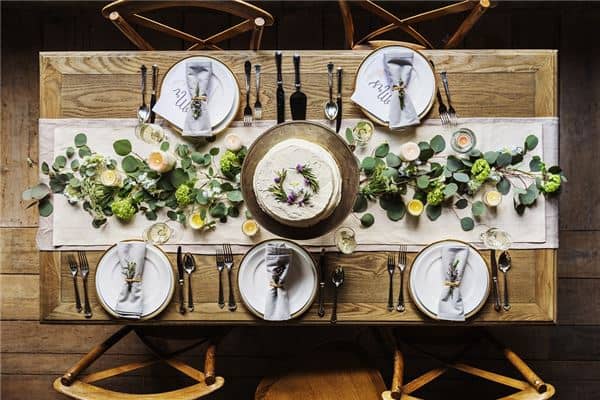 梦见自己和别人吃饭是什么意思