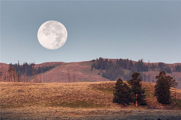 梦见女人日月同时出现是什么意思