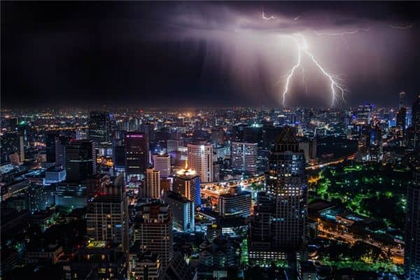 梦见被闪电击中是什么意思