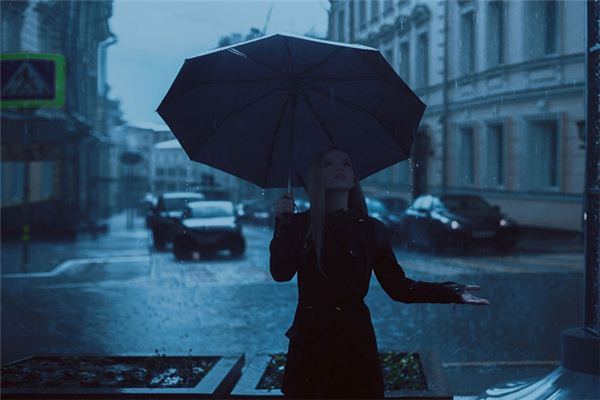 梦见女人下小雨是什么意思