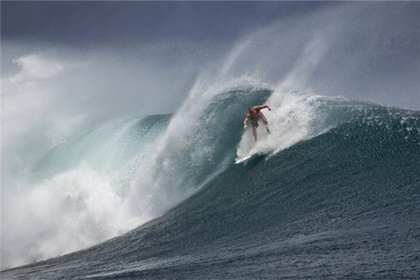 梦见巨浪很高很大是什么意思