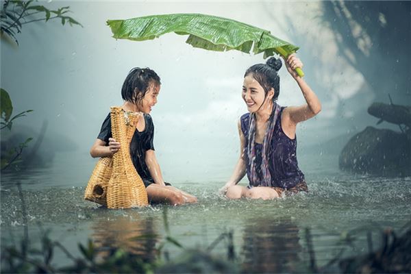 梦见女人下大雨是什么意思