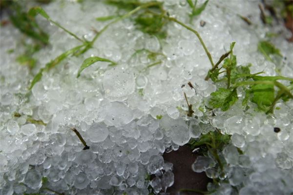 梦见屋外下冰雹是什么意思