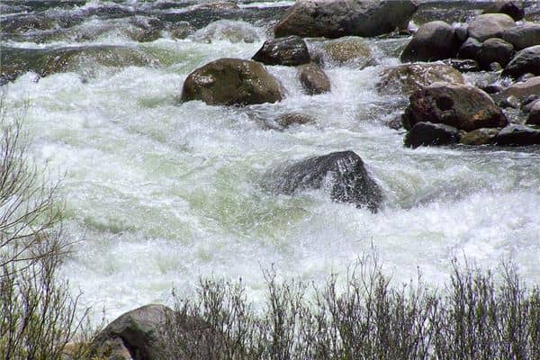 梦见女人河水流动是什么意思