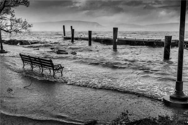 梦见做梦发大水是什么意思