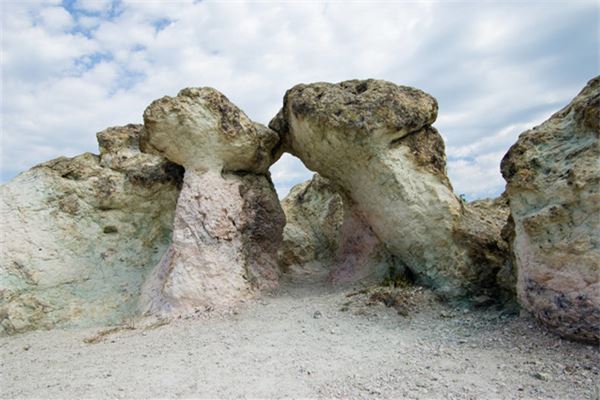 梦见山崩滚石是什么意思