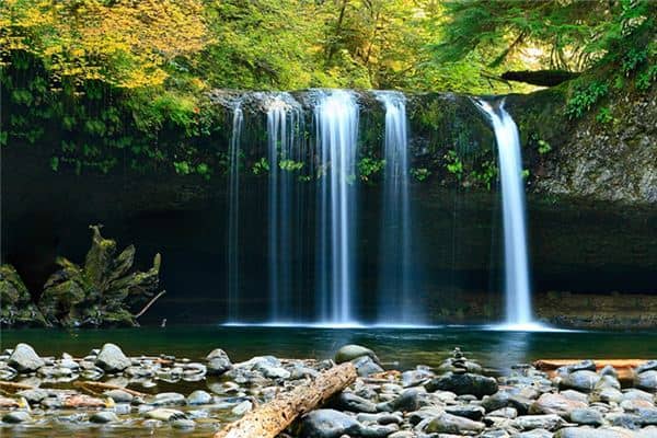 梦见瀑布流水是什么意思