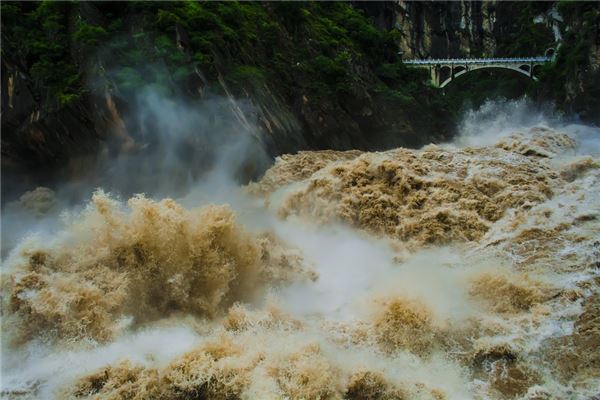 梦见长江水滚滚奔流是什么意思