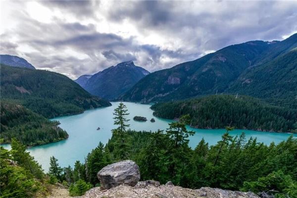 梦见女人湖水是什么意思