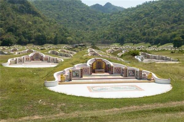 梦见女人几个土坟包是什么意思