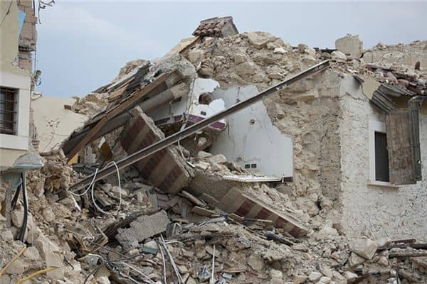 梦见墙倒塌砸到人是什么意思