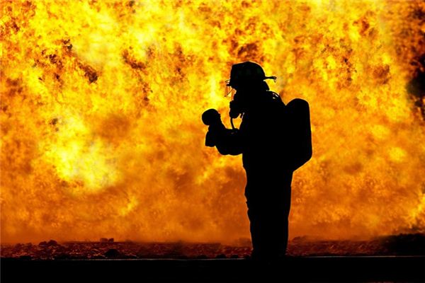 梦见救火把火扑灭是什么意思