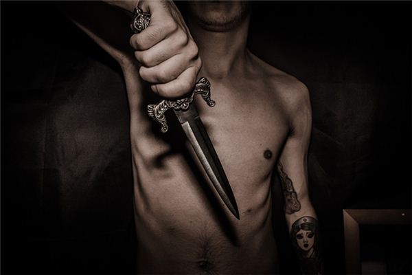 拿刀捅人