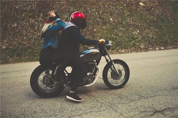 梦见骑摩托车带人是什么意思