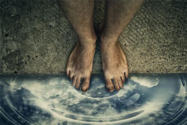 梦见掉河里了是什么意思