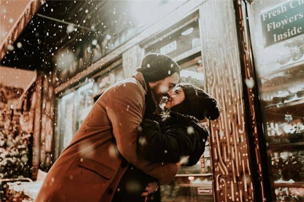 梦见抱女孩是什么意思