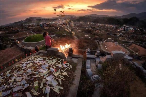 梦见坟上冒烟是什么意思