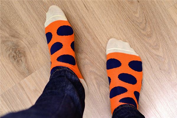 梦见穿着袜子走路是什么意思