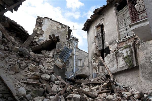 梦见地震房屋倒塌逃生是什么意思