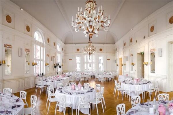 梦见参加婚礼吃喜宴是什么意思