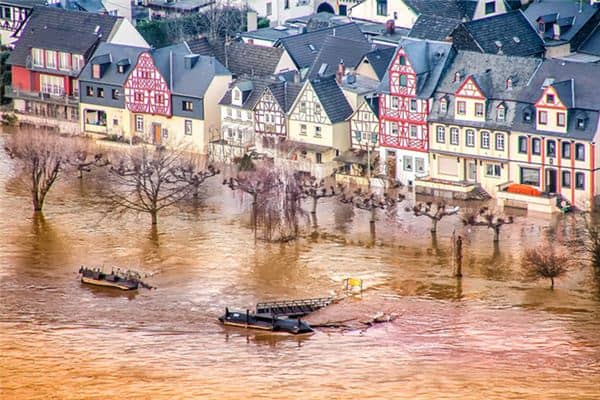 梦见屋里水满一地是什么意思