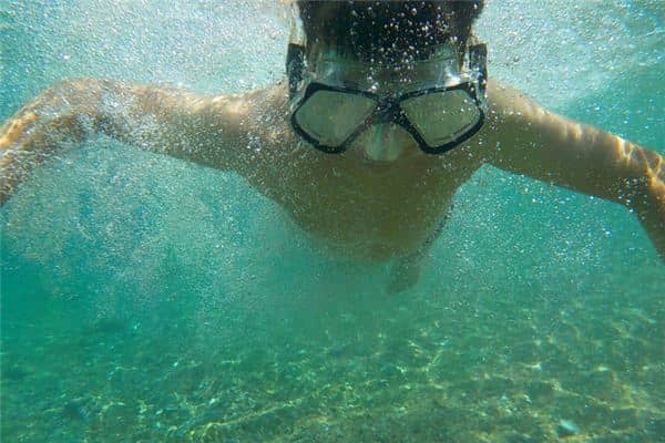 儿子被水冲走了