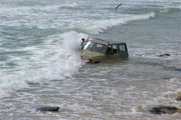 梦见把车开到水里是什么意思