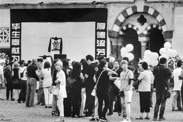 梦见花圈丧事是什么意思